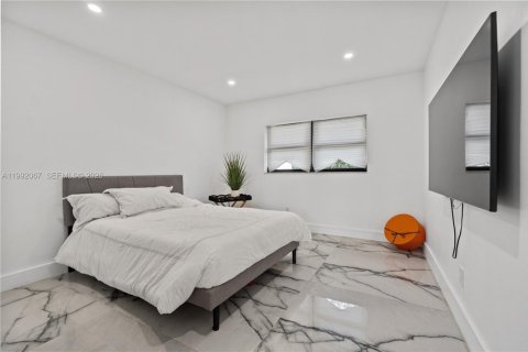 Casa en venta en Miami, Florida, 4 dormitorios, 241.17 m2 № 2299997 - foto 7