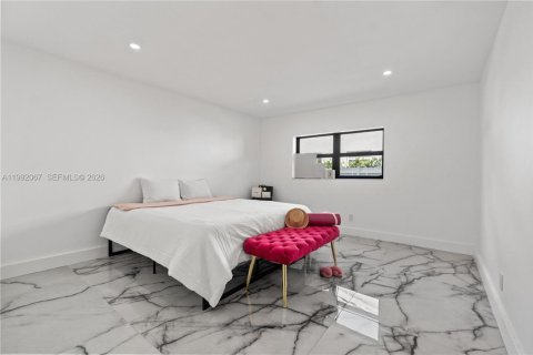 Casa en venta en Miami, Florida, 4 dormitorios, 241.17 m2 № 2299997 - foto 4