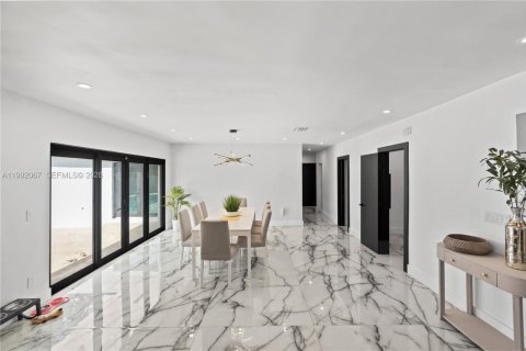 Casa en venta en Miami, Florida, 4 dormitorios, 241.17 m2 № 2299997 - foto 26