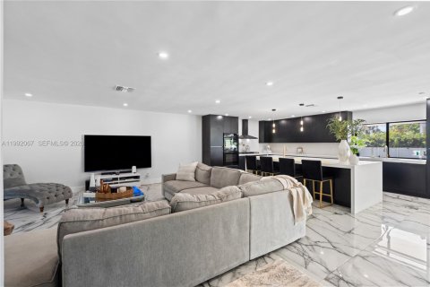 Casa en venta en Miami, Florida, 4 dormitorios, 241.17 m2 № 2299997 - foto 21