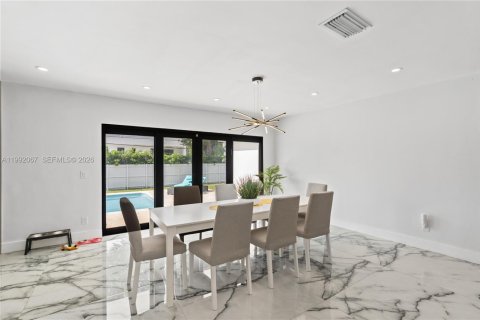Casa en venta en Miami, Florida, 4 dormitorios, 241.17 m2 № 2299997 - foto 25