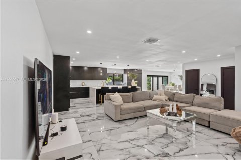 Casa en venta en Miami, Florida, 4 dormitorios, 241.17 m2 № 2299997 - foto 22