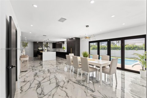 Casa en venta en Miami, Florida, 4 dormitorios, 241.17 m2 № 2299997 - foto 24