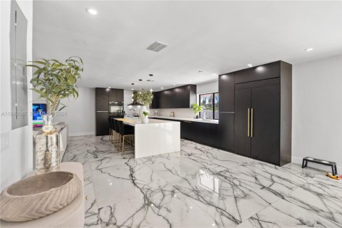 Casa en venta en Miami, Florida, 4 dormitorios, 241.17 m2 № 2299997 - foto 27