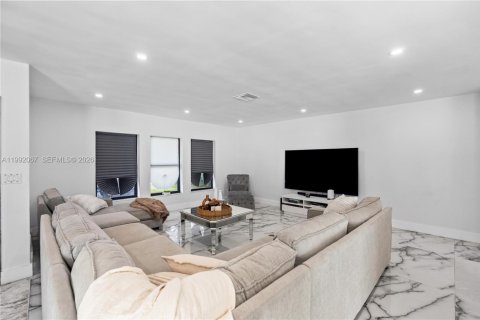 Casa en venta en Miami, Florida, 4 dormitorios, 241.17 m2 № 2299997 - foto 19