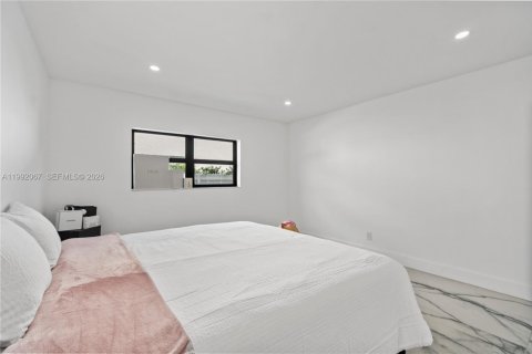Casa en venta en Miami, Florida, 4 dormitorios, 241.17 m2 № 2299997 - foto 6