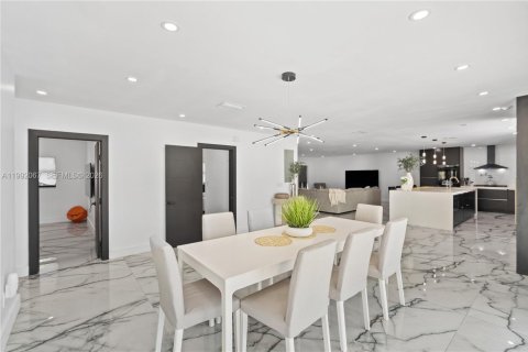 Casa en venta en Miami, Florida, 4 dormitorios, 241.17 m2 № 2299997 - foto 23