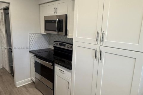 Villa ou maison à louer à Coral Gables, Floride: 2 chambres, 120.77 m2 № 2080983 - photo 6