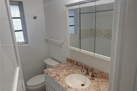 Villa ou maison à louer à Coral Gables, Floride: 2 chambres, 120.77 m2 № 2080983 - photo 10