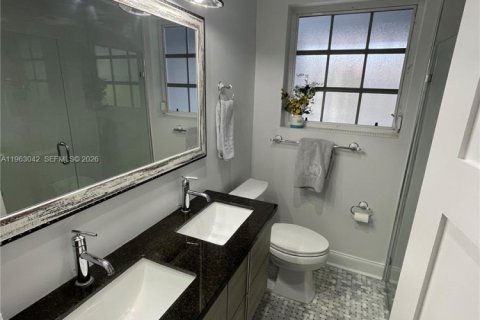 Villa ou maison à louer à Coral Gables, Floride: 2 chambres, 120.77 m2 № 2080983 - photo 13