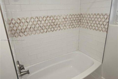 Villa ou maison à louer à Coral Gables, Floride: 2 chambres, 120.77 m2 № 2080983 - photo 11