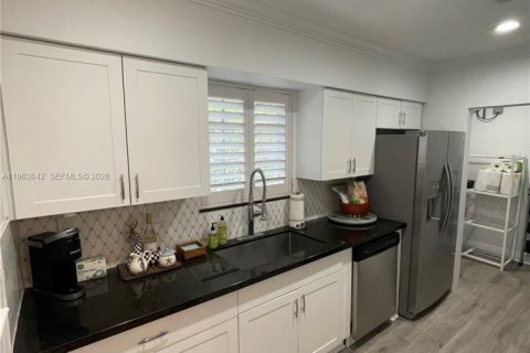 Villa ou maison à louer à Coral Gables, Floride: 2 chambres, 120.77 m2 № 2080983 - photo 4