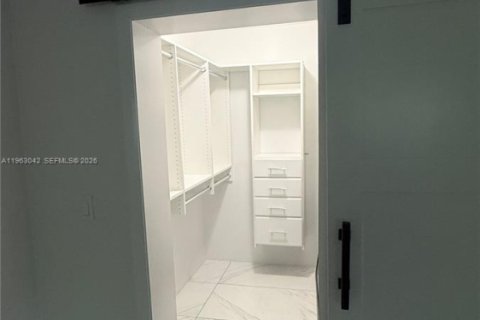 Villa ou maison à louer à Coral Gables, Floride: 2 chambres, 120.77 m2 № 2080983 - photo 15