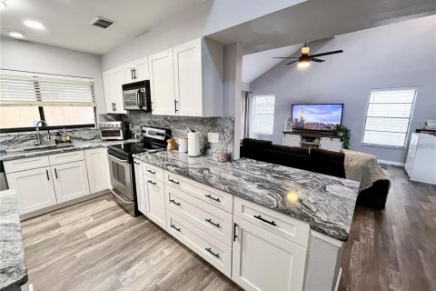 Villa ou maison à louer à Casselberry, Floride: 3 chambres, 147.81 m2 № 2116174 - photo 3