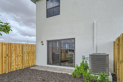 Townhouse in Florida City, Florida 3 bedrooms, 135.27 sq.m. № 1697103 - photo 21