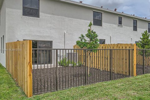 Townhouse in Florida City, Florida 3 bedrooms, 135.27 sq.m. № 1697103 - photo 22