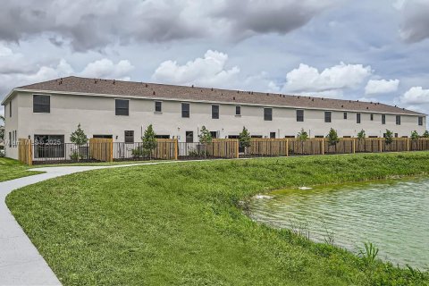 Townhouse in Florida City, Florida 3 bedrooms, 135.27 sq.m. № 1697103 - photo 23