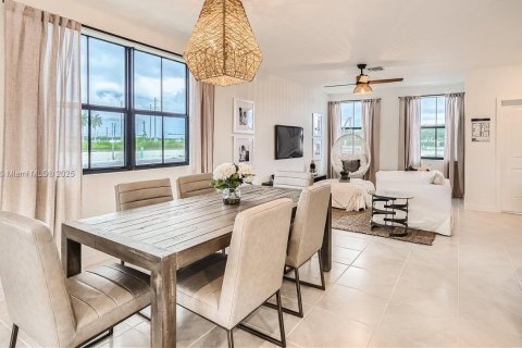 Townhouse in Florida City, Florida 3 bedrooms, 135.27 sq.m. № 1697103 - photo 6