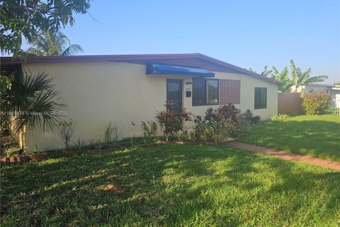 Villa ou maison à Miami Gardens, Floride 3 chambres, 130.43 m2 № 2077294