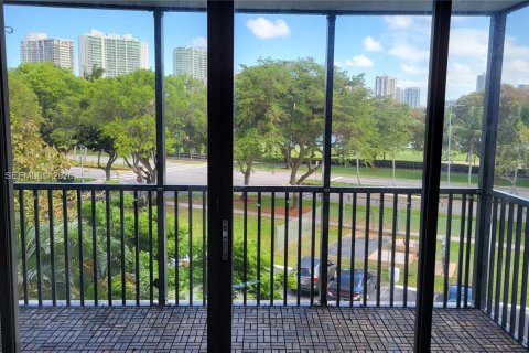 Condominio en Aventura, Florida, 1 dormitorio  № 2146057