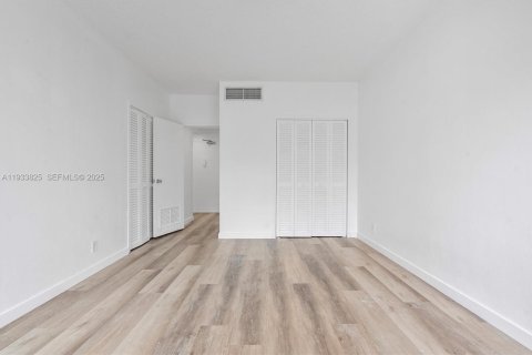 Condominio en venta en Miami, Florida, 1 dormitorio, 77.2 m2 № 1992887 - foto 14