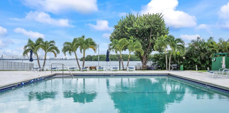 Condominio en Miami, Florida, 1 dormitorio  № 1992887