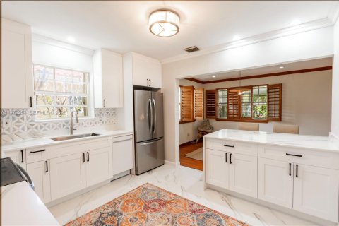 Снять в аренду виллу или дом в Корал-Гейблс, Флорида 3 спальни, 145.86м2, № 2046460 - фото 4