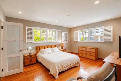 Снять в аренду виллу или дом в Корал-Гейблс, Флорида 3 спальни, 145.86м2, № 2046460 - фото 12