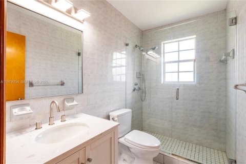 Снять в аренду виллу или дом в Корал-Гейблс, Флорида 3 спальни, 145.86м2, № 2046460 - фото 18