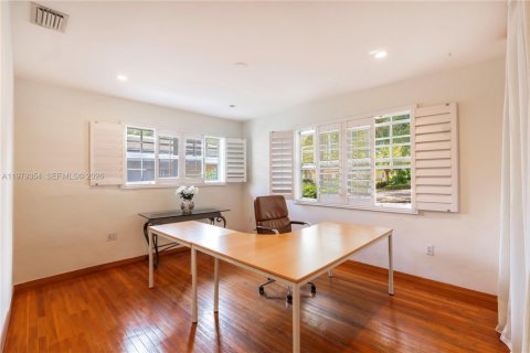 Снять в аренду виллу или дом в Корал-Гейблс, Флорида 3 спальни, 145.86м2, № 2046460 - фото 16