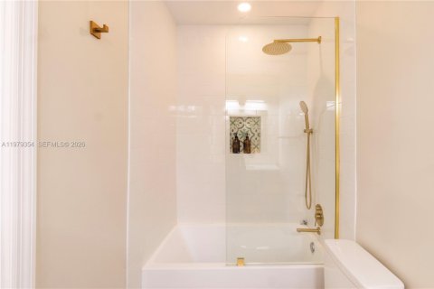 Снять в аренду виллу или дом в Корал-Гейблс, Флорида 3 спальни, 145.86м2, № 2046460 - фото 14