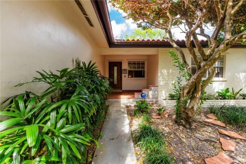 Снять в аренду виллу или дом в Корал-Гейблс, Флорида 3 спальни, 145.86м2, № 2046460 - фото 2