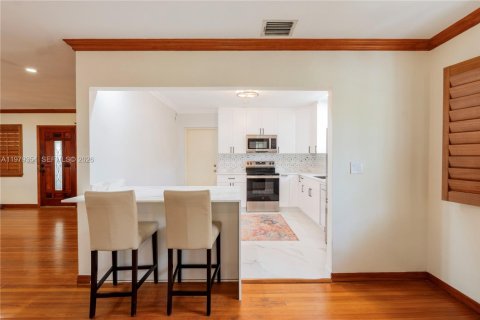 Снять в аренду виллу или дом в Корал-Гейблс, Флорида 3 спальни, 145.86м2, № 2046460 - фото 9