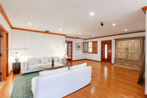 Снять в аренду виллу или дом в Корал-Гейблс, Флорида 3 спальни, 145.86м2, № 2046460 - фото 8