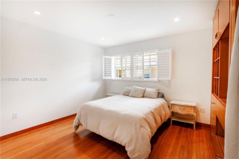 Снять в аренду виллу или дом в Корал-Гейблс, Флорида 3 спальни, 145.86м2, № 2046460 - фото 17