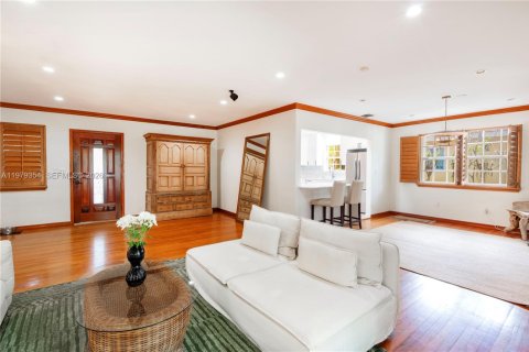 Снять в аренду виллу или дом в Корал-Гейблс, Флорида 3 спальни, 145.86м2, № 2046460 - фото 5