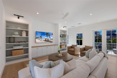 House in Anna Maria, Florida 4 bedrooms, 301.93 sq.m. № 2166355 - photo 12