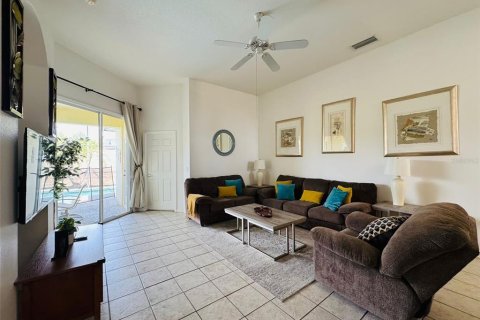 House in Davenport, Florida 4 bedrooms, 176.79 sq.m. № 1769218 - photo 4