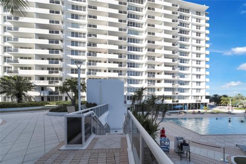 Condo in Miami Beach, Florida  № 1709731 - photo 13