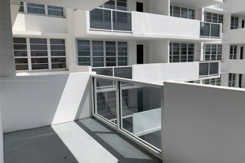 Condo in Miami Beach, Florida  № 1709731 - photo 2