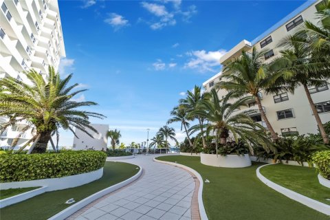 Condo in Miami Beach, Florida  № 1709731 - photo 12