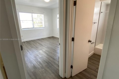 House in Surfside, Florida 2 bedrooms, 473.24 sq.m. № 1956804 - photo 16