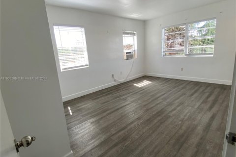 House in Surfside, Florida 2 bedrooms, 473.24 sq.m. № 1956804 - photo 12