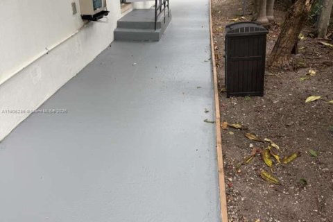 House in Surfside, Florida 2 bedrooms, 473.24 sq.m. № 1956804 - photo 24