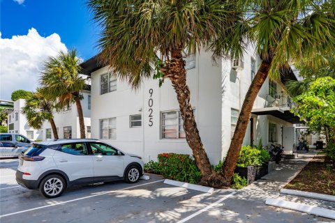 House in Surfside, Florida 2 bedrooms, 473.24 sq.m. № 1956804 - photo 1