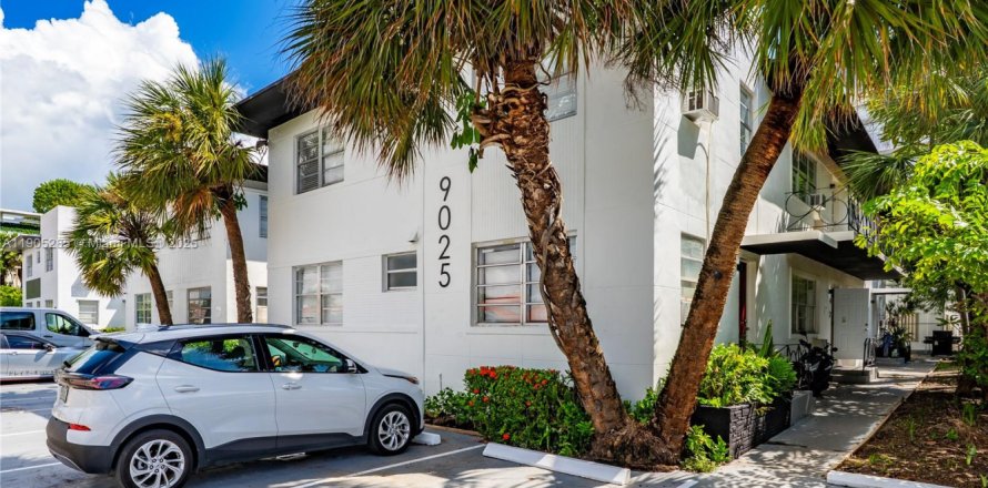 House in Surfside, Florida 2 bedrooms, 473.24 sq.m. № 1956804