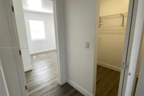 House in Surfside, Florida 2 bedrooms, 473.24 sq.m. № 1956804 - photo 10