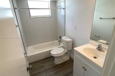 House in Surfside, Florida 2 bedrooms, 473.24 sq.m. № 1956804 - photo 19