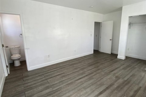 House in Surfside, Florida 2 bedrooms, 473.24 sq.m. № 1956804 - photo 14