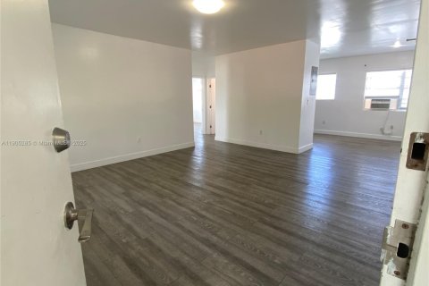 House in Surfside, Florida 2 bedrooms, 473.24 sq.m. № 1956804 - photo 5